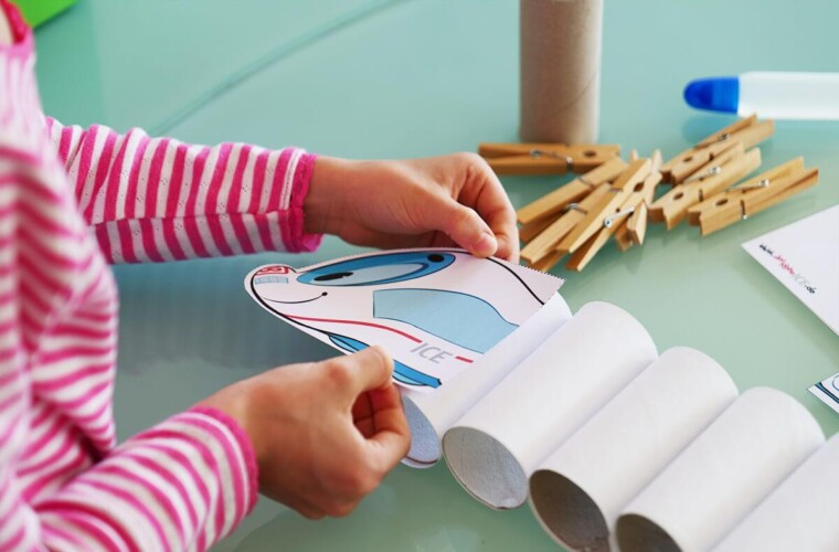 Schritt 4: Klebe die Zugteile auf die Klopapierrollen