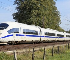 Fahrender ICE mit blauen Streifen