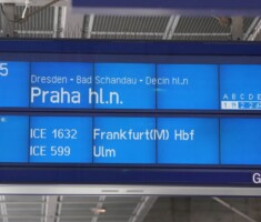Abbildung einer Anzeigentafel im Bahnhof
