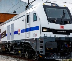 Abbildung einer Lok mit blauen Streifen und der Aufschrift "I am European" auf der Seite