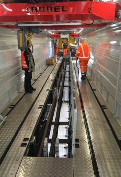 Weil der Zug mit Material und Werkzeug bestens bestückt ist, können die unterschiedlichsten Arbeiten hier erledigt werden. © DB Netz/ Alexander_Ae_Paul Bahnarbeiter im Innenraum der mobilen Instandhaltungseinheit