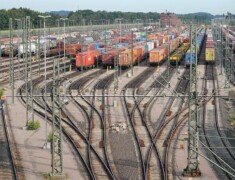 Aufnahme eines Rangierbahnhofes mit zahlreichen Güterwagen aus der Vogelperspektive