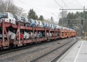 ein Güterzug transportiert Autos