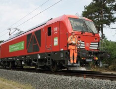 Aufnahme einer Lok, auf der ein Mann vorne draufsteht