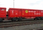Rote und modulare  Güterwagen zum Transport von Schrott