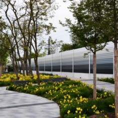 Lärmschutzwand angrenzend an einer Grünanlage