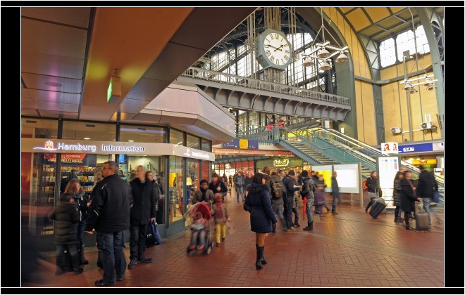 Beim Shopping die Zeit im Blick: die Bahnhofsuhr in der Wandelhalle am Hamburger Hauptbahnhof. © Deutsche Bahn AG / Christian Bedeschinski Innenansicht des Hamburger Hauptbahnhofs
