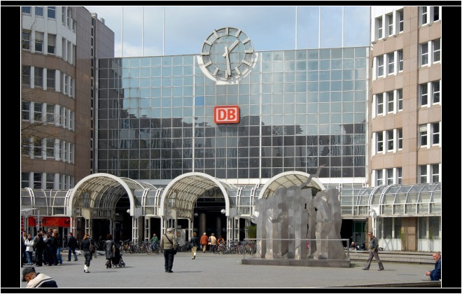 Riesengroß: Die Bahnhofsuhr am Hauptbahnhof Düsseldorf. © Deutsche Bahn AG / Christian Bedeschinski Bahnhofsuhr über dem verglasten Haupteingang in Düsseldorf