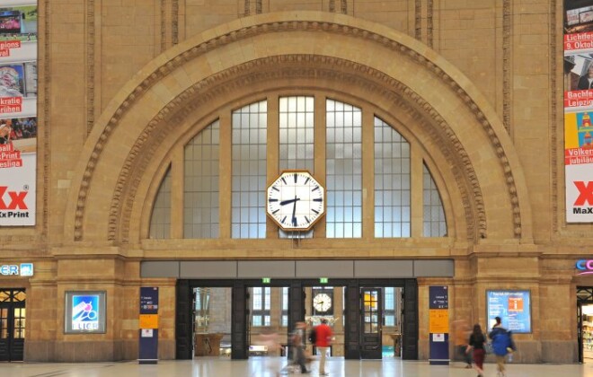 Mit einem achtackigen Ziffernblatt: die Bahnhofsuhr am Hauptbahnhof Leipzig. © Deutsche Bahn AG / Christian Bedeschinski Abbildung Innenhalle Leipziger Hauptbahnhof