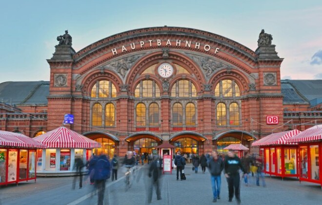 Ins Bauwerk eingepasst: die Bahnhofsuhr am Hauptbahnhof Bremen. © Deutsche Bahn AG / Christian Bedeschinski Hauptbahnhof Bremen mit Ziegelsteinen