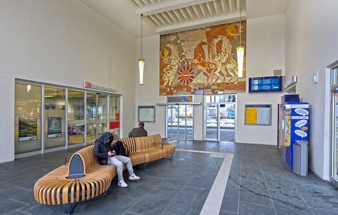 Teil eines Kunstwerkes: die Bahnhofsuhr am Bahnhof Freilassing. © Deutsche Bahn AG / Christian Bedeschinski Aufnahme einer Sitzgruppe vor dem Reisezentrum im Freilassingen Bahnhof