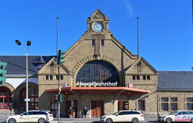 Weit oben und gut zu sehen: die Bahnhofsuhr am Bahnhof Eisenach. © Deutsche Bahn AG / Christian Bedeschinski Von der Straße aus abgelichteter Hauptbahnhof Eisenachs