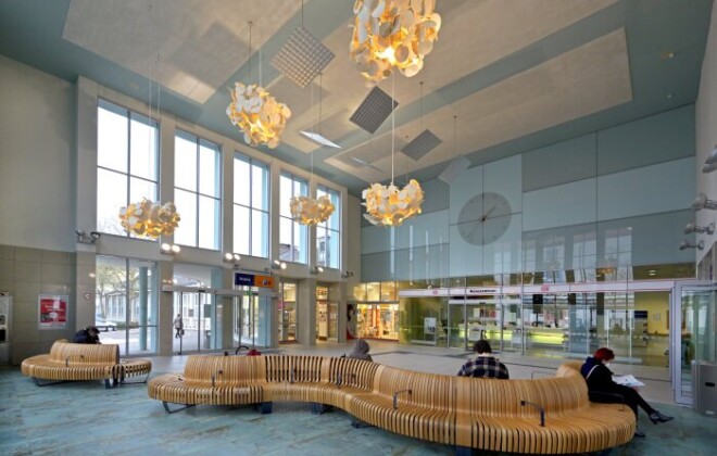 Topmodern: die Bahnhofsuhr am Bahnhof Ansbach. © Deutsche Bahn AG / Christian Bedeschinski Abbildung einer Glasuhr innerhalb eines Bahnhofsgebäudes