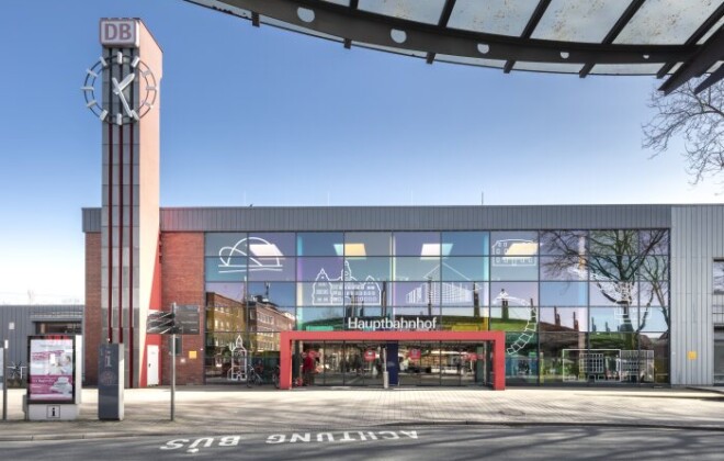 Eine moderne Turmuhr: die Bahnhofsuhr am Bahnhof Recklinghausen. © Deutsche Bahn AG / Axel Hartmann Fotografie Bild vor einem Hauptbahnhof mit in der Höhe liegenden Uhr