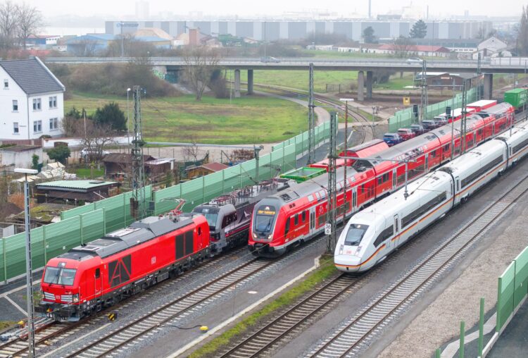 Ein ICE, eine Regionalbahn und eine Güterbahn fahren auf den Schienen