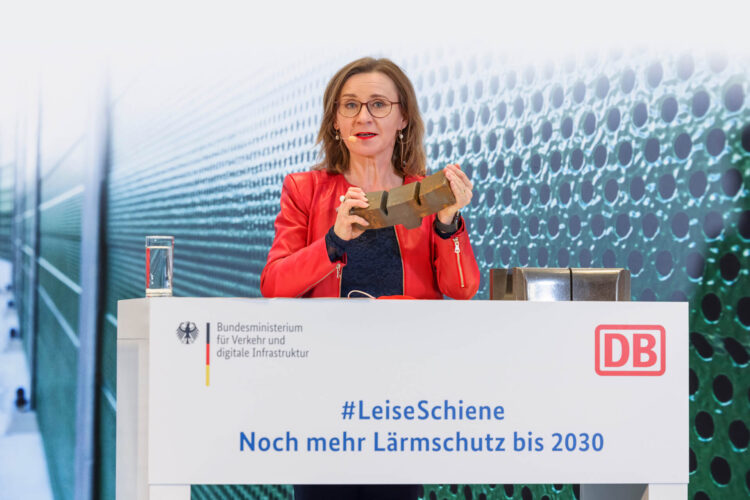 Flüsterbremsen - Dr. Sigrid Nikutta präsentiert einen Bremsklotz, der den Lärm halbiert.