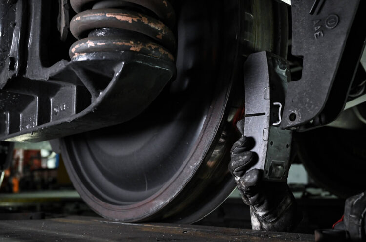 Hier wird eine neue Flüsterbremse eingebaut.