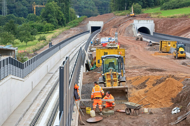 Eine große Baustelle der Bahn, wo Tunnel gebohrt und Schienen gelegt werden.