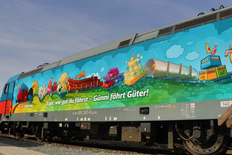 Ein Wagen gestaltet wie Günni Güterzug
