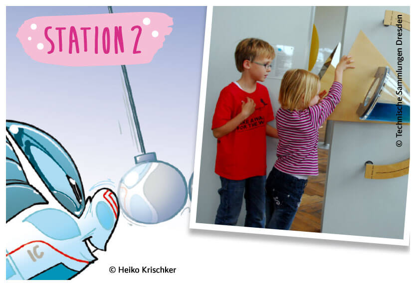 Station 2: Ida schubst mit der Nase einen hängenden Ball. Zwei Kinder machen ein Experiment und bewegen eine Tür.