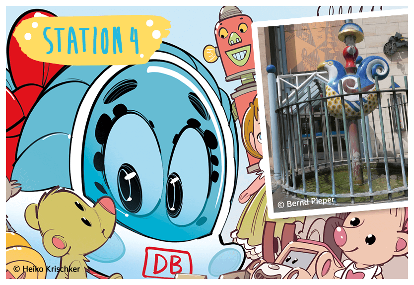 Station 4: Ida schaut sich einen Plüschbären an. Sie ist von verschiedenen Spielzeugen umgeben.