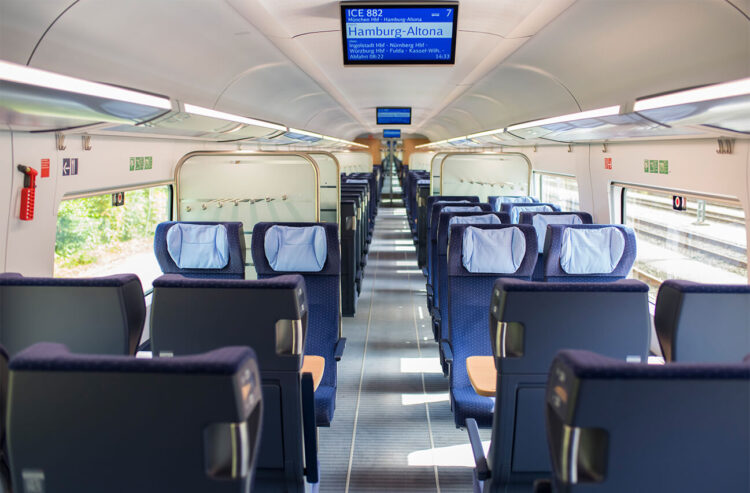 Der Innenraum eines zweite Klasse Waggons im ICE 4