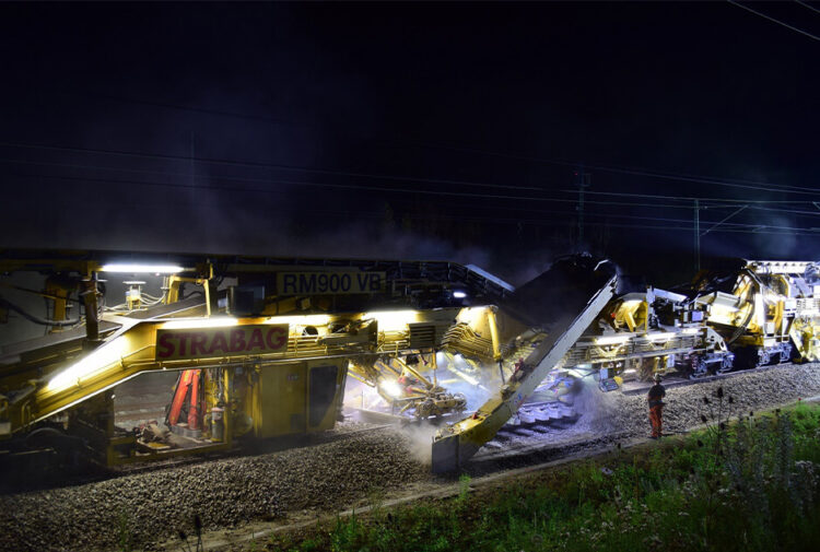Die Bettungsreinigungsmaschine ist bei Nacht im Einsatz