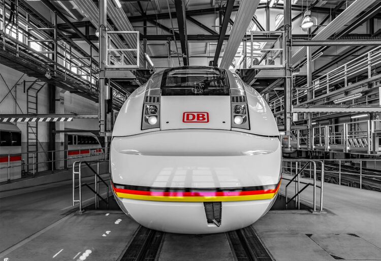 Ein glänzender neuer ICE 4 mit Deutschlandflagge statt rotem Streifen im Werk